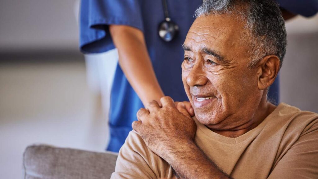 5 maneras de cuidar a los adultos mayores del barrio con solo unos minutos por semana